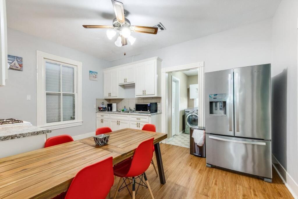 Cozy Sea Breeze Bungalow - 2 Mins To The Beach Galveston Exterior foto