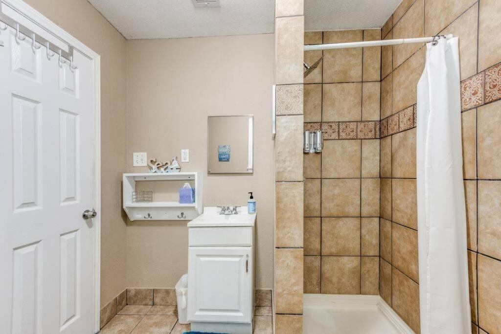 Cozy Sea Breeze Bungalow - 2 Mins To The Beach Galveston Exterior foto
