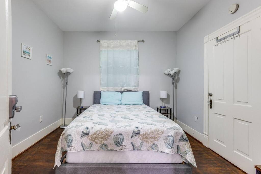 Cozy Sea Breeze Bungalow - 2 Mins To The Beach Galveston Exterior foto